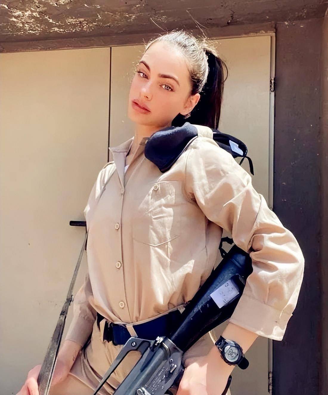 以色列国宝级超模,冷艳中蕴藏着温柔,地域文化孕育出的独特穿搭_女人