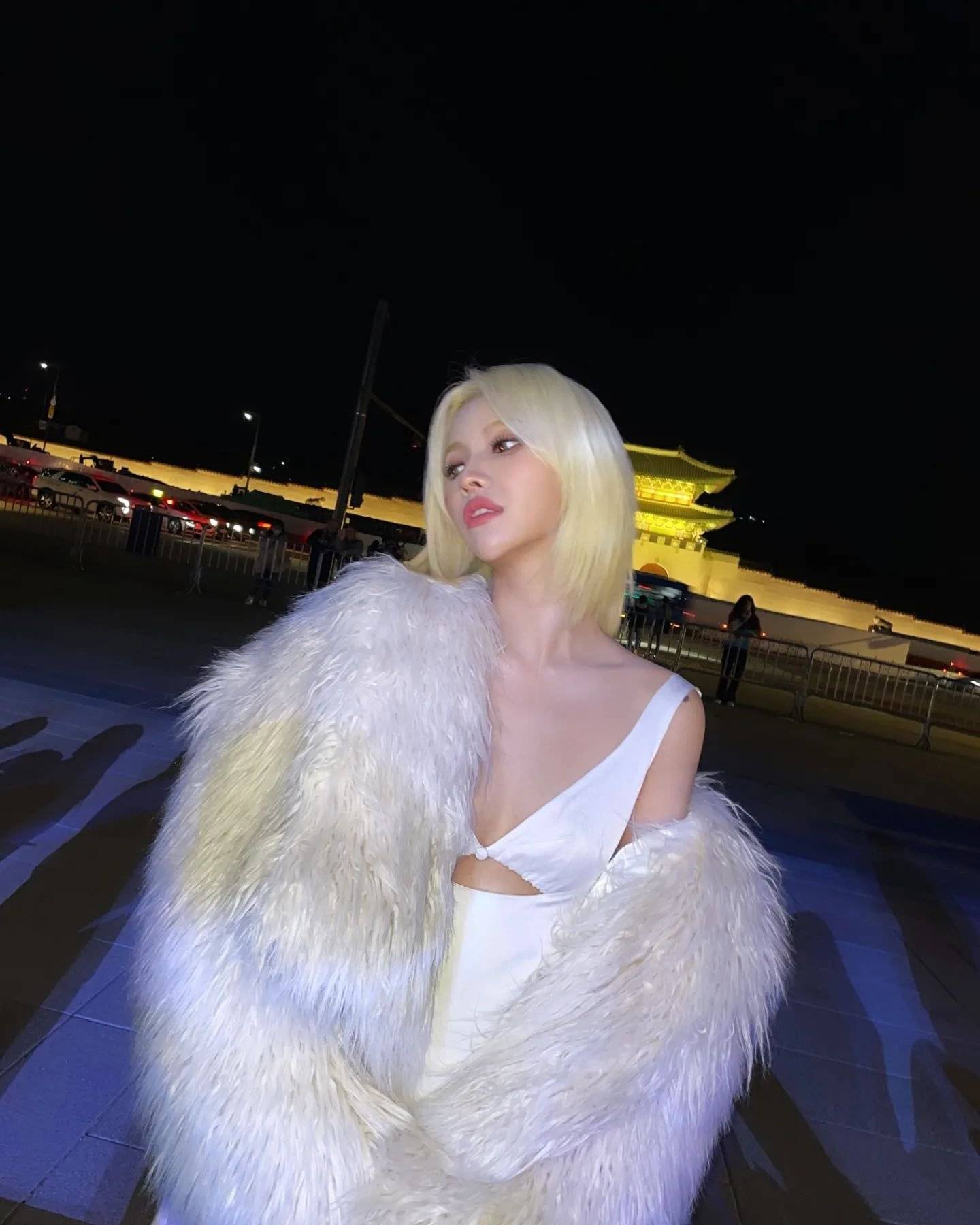 (g)i-dle田小娟,低v领短裙秀火辣身材,雍容华贵的"金发女神"_展现