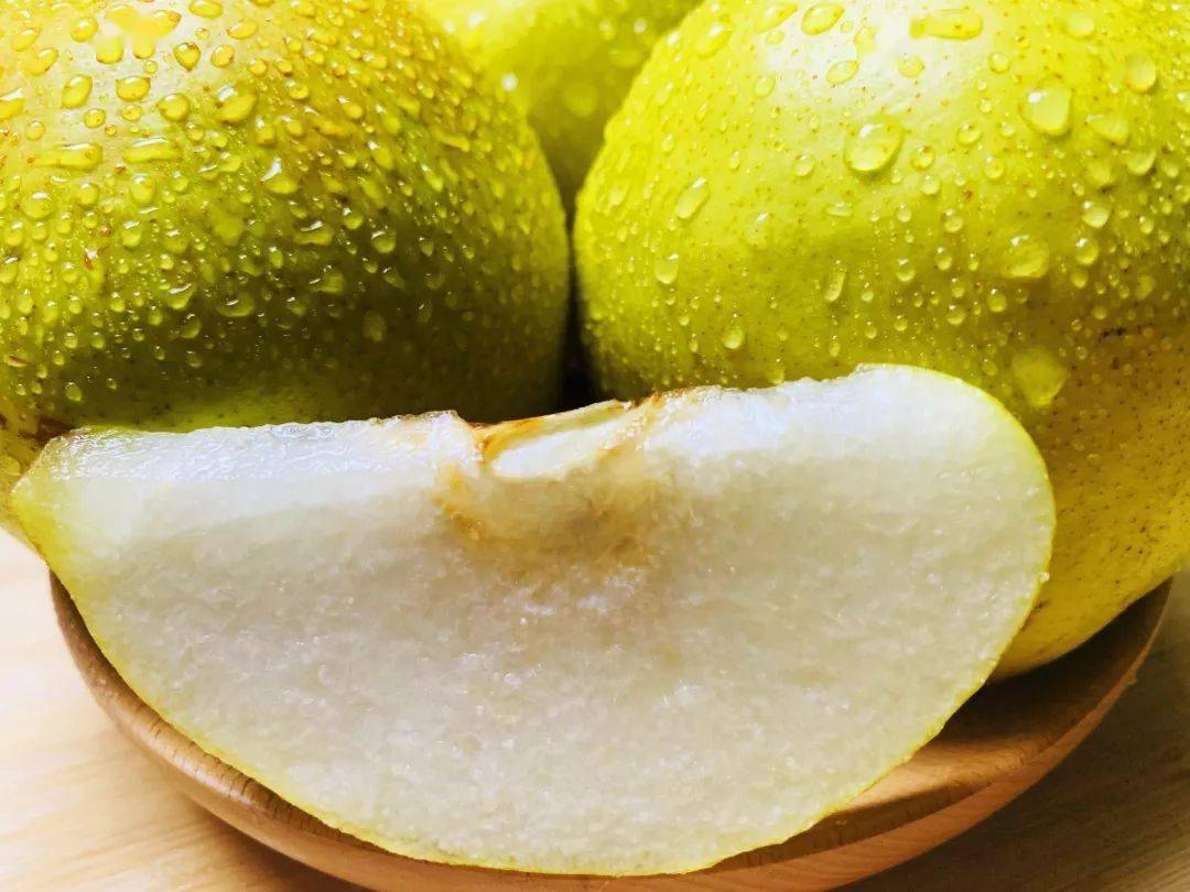 【玉露香梨】挂在树上的"果汁",咬一口流一手,解秋燥!_梨汁_果肉_中国