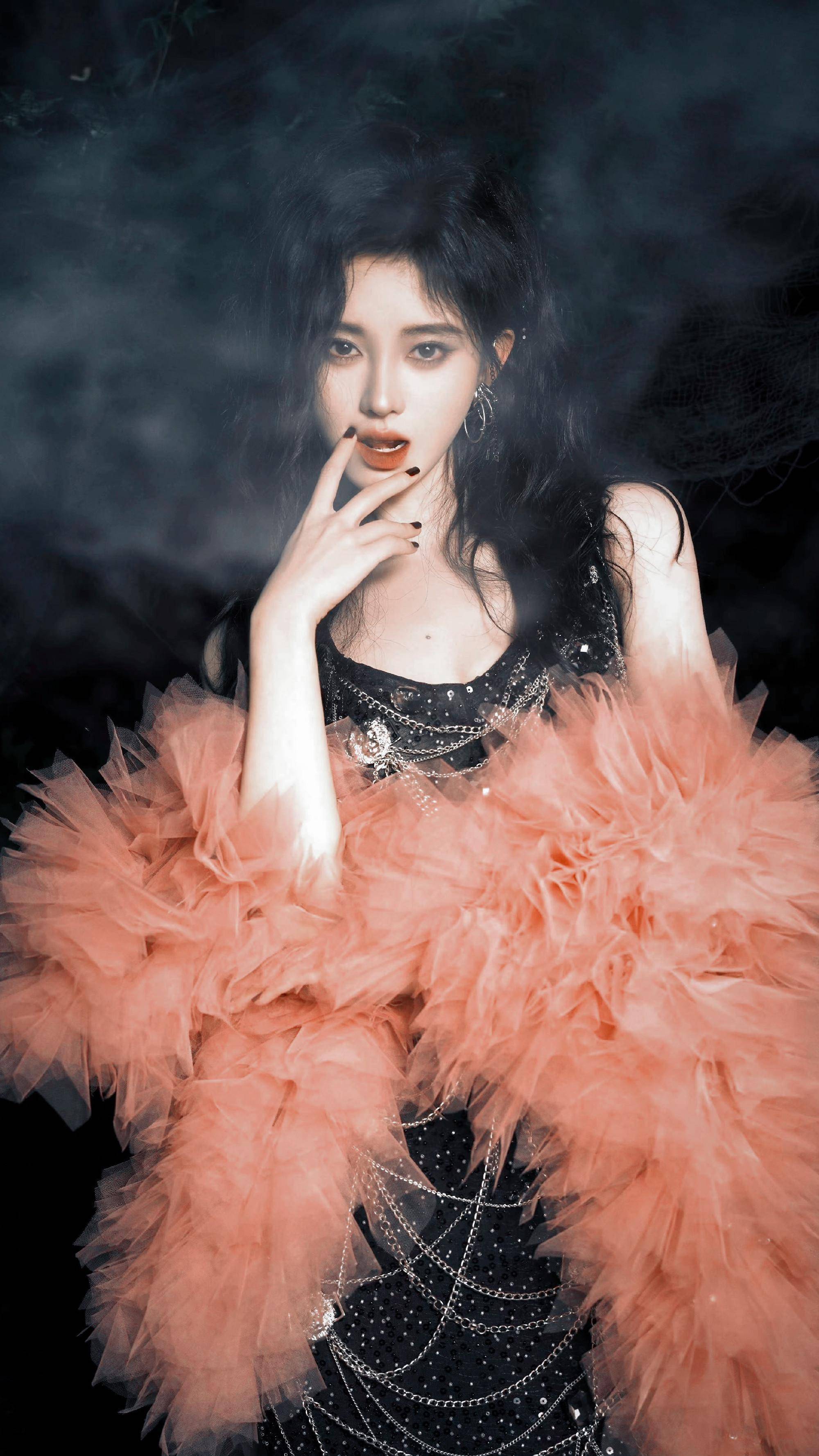 鞠婧祎28岁生日写真,朋克风格连衣裙烟熏妆尽显时尚小女人魅力_中国