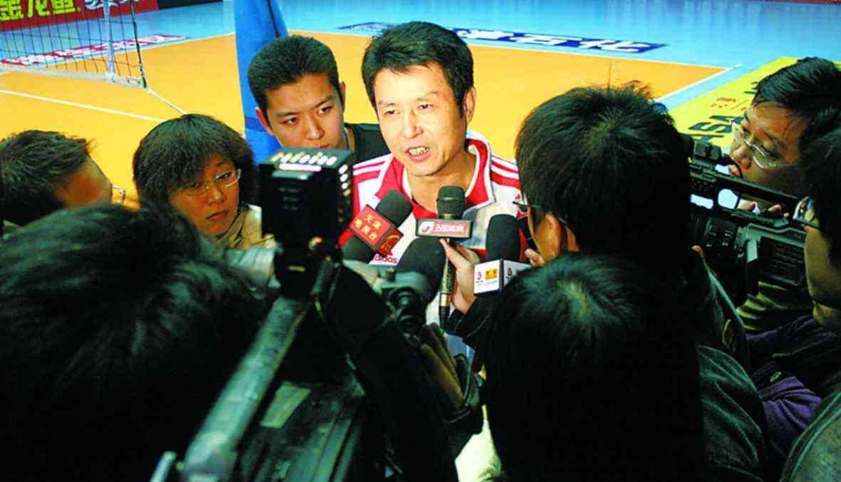 63岁陈忠和用微笑面对悲伤,曾连失3位亲人,娶排球队员很幸福_中国女排