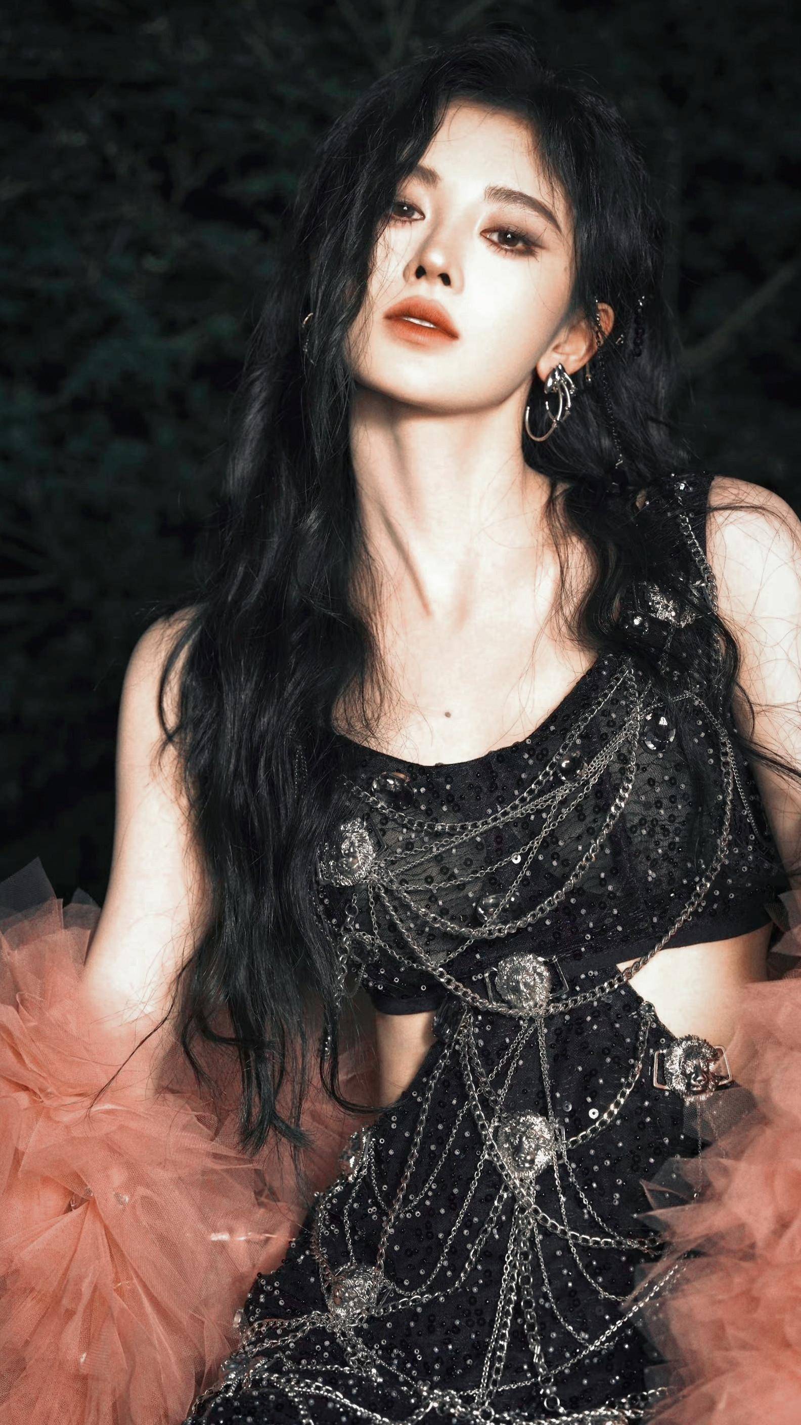 鞠婧祎28岁生日写真,朋克风格连衣裙烟熏妆尽显时尚小女人魅力_中国