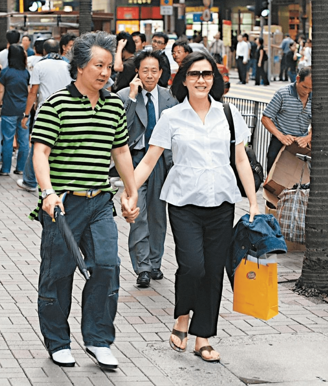 陈慧珊的现任丈夫钟家鸿本来是她的经理人,两人因为工作的关系朝夕