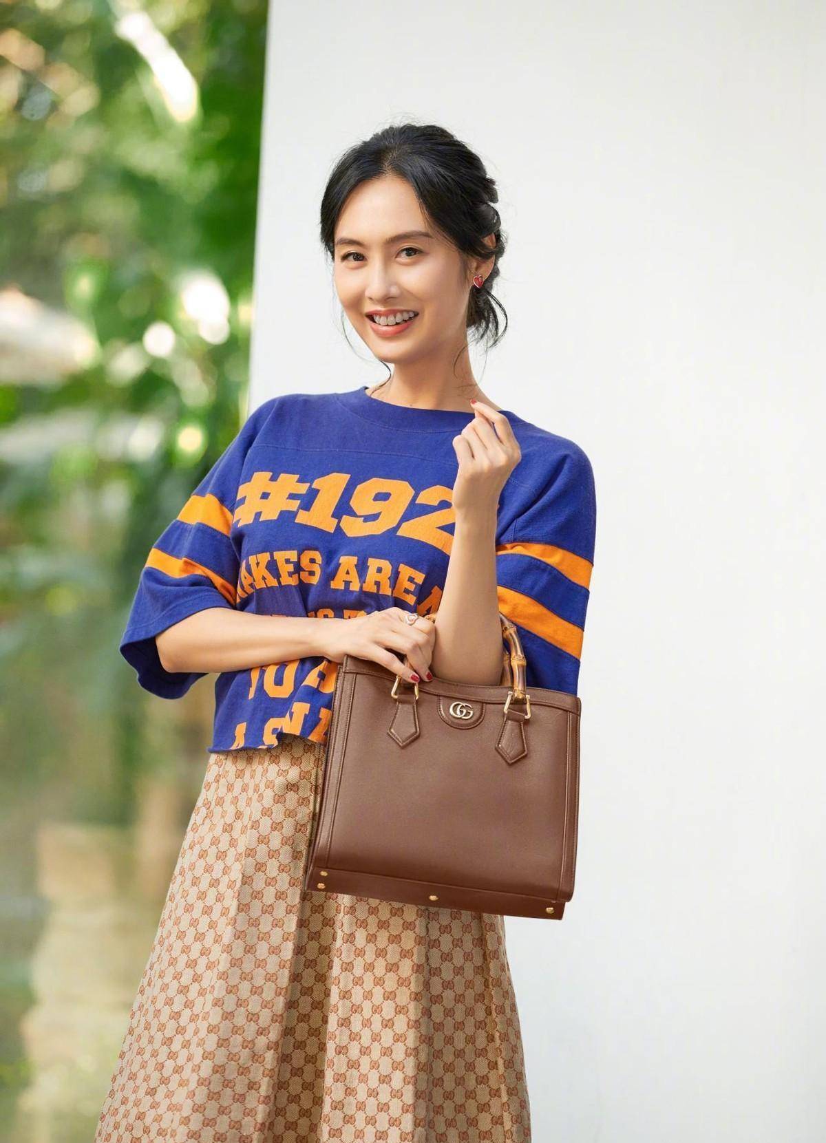 朱茵私下打扮真"接地气",白t搭牛仔裤走机场,没一点明星架子_发型