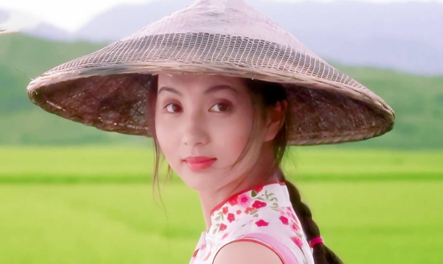1998年,陈好参演剧情片《那山那人那狗》,这是其真正意义上的"处女作"