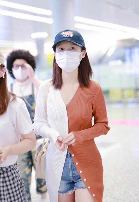 李沁已经把秋装穿上,穿一件拼色针织裙现身,确实是有点美的!