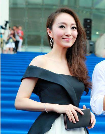 因此被观众吐槽不够前卫时尚,说她穿得像80年代的主持人,索妮感到很