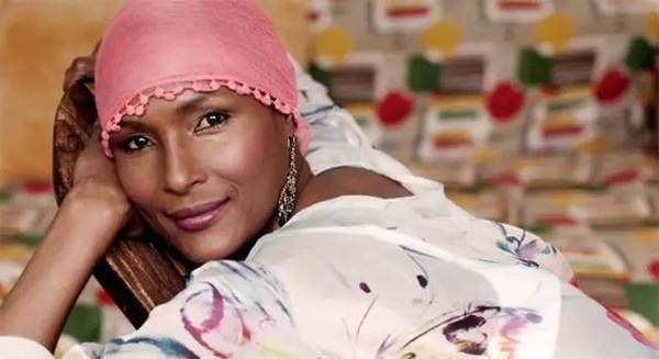 13岁被卖61岁老头为妻,后让28国男人闻风丧胆_华莉丝·迪里_女孩_陋习