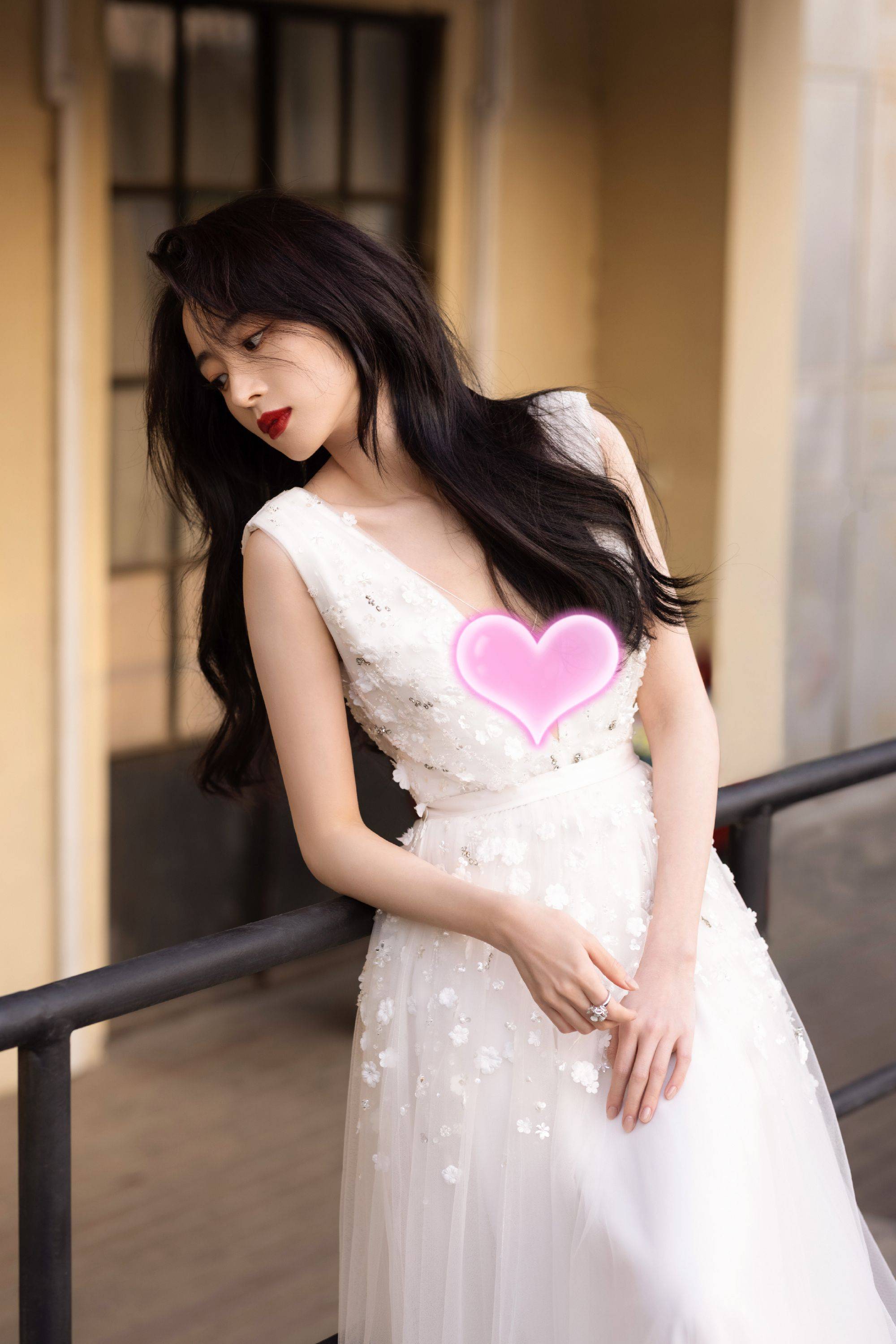 同是寡淡脸转型港风,周冬雨土妞变霸总,鞠婧祎堪称"改头换面"_胡冰卿