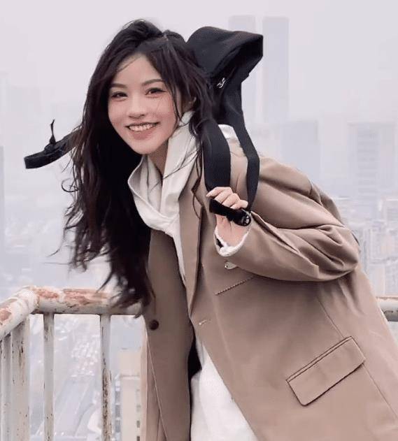 刘思瑶挑战清纯风,素颜出镜暴露真实颜值,"刘大嘴"名不虚传_网友_视频