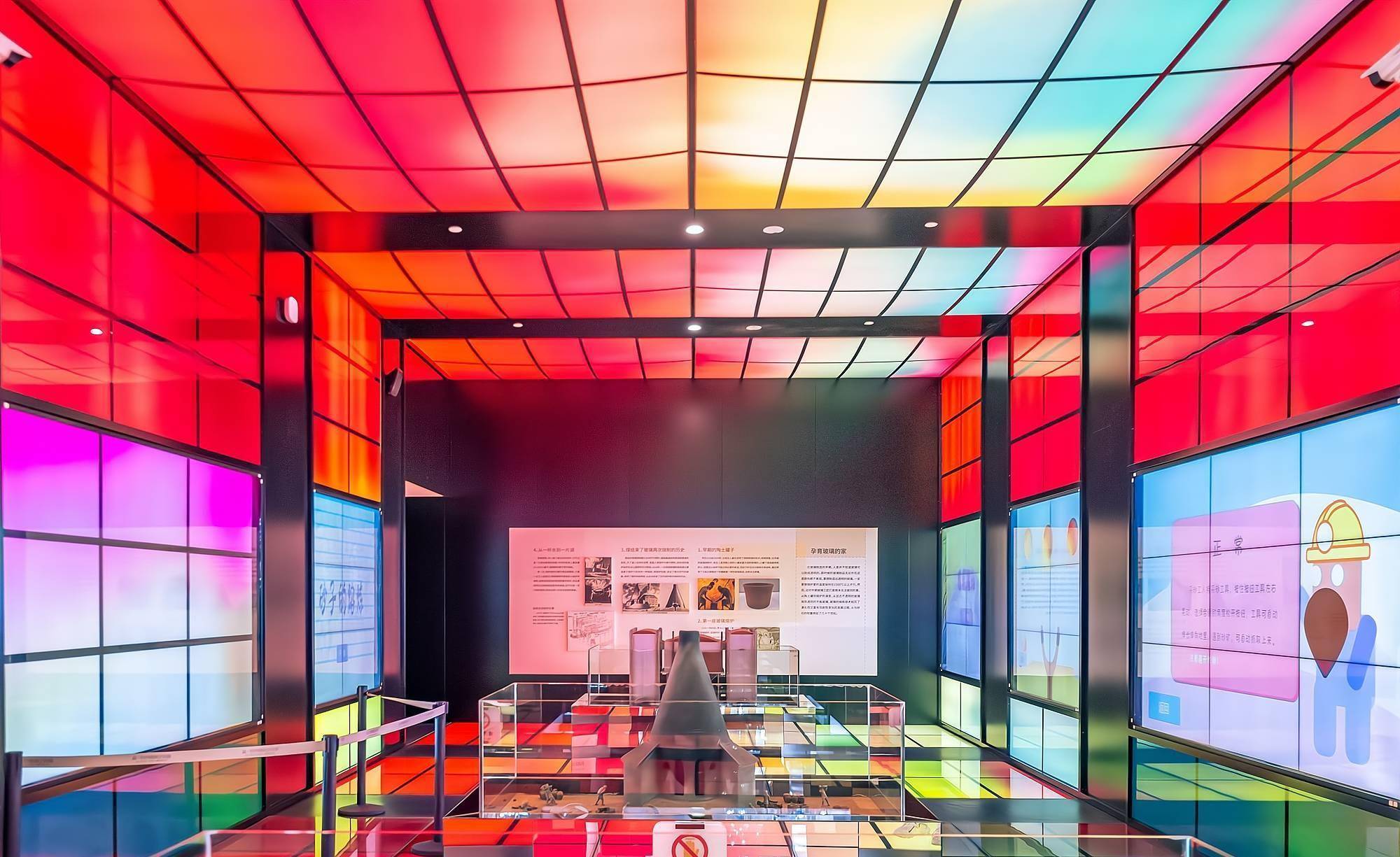 晶世界玻璃艺术馆以"一粒砂的旅程"为主题展开叙述,共分为五大篇章