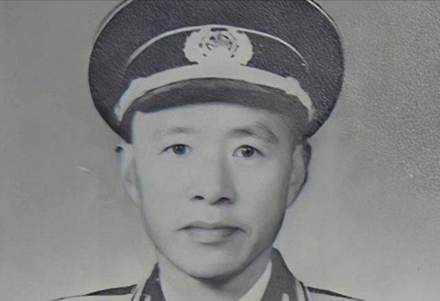 1953年,在珠江口英国炮艇公然挑衅,海军副司令张羽下令:开火_军舰