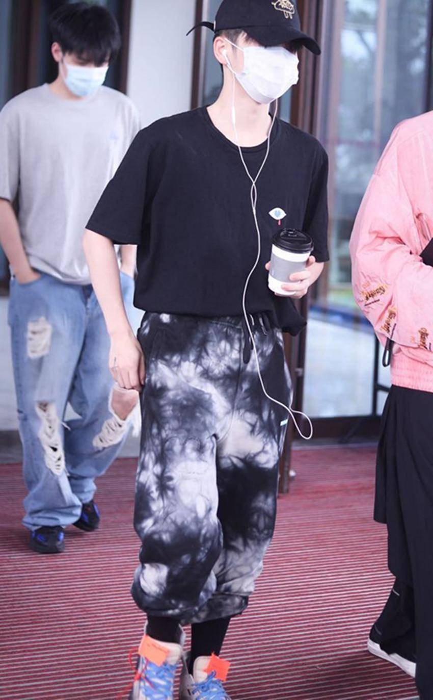 7月13日任豪所在的r1se男团受邀出席某活动,而为了能够一睹自家偶像的