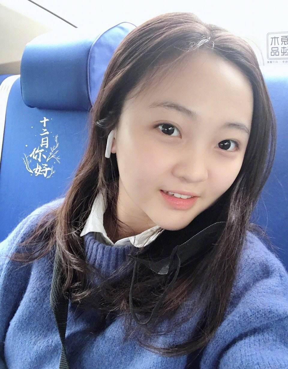 21岁林妙可晒美照,却因小肚腩翻车,为何她比同龄明星胖很多?