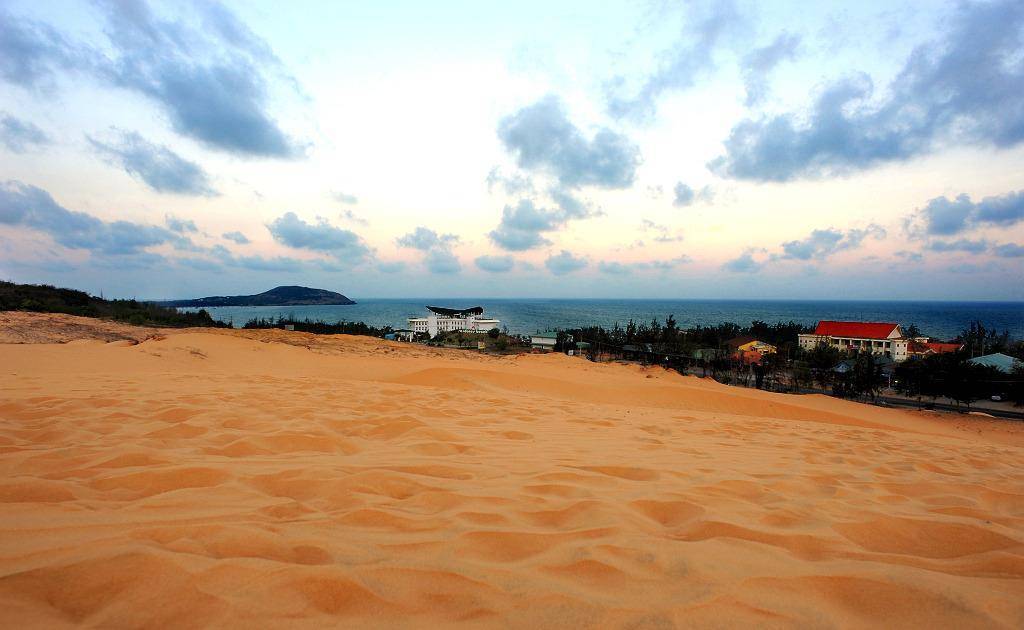 越南美奈最“奇特”的景观，一半沙漠一半大海，不要门票随便玩
