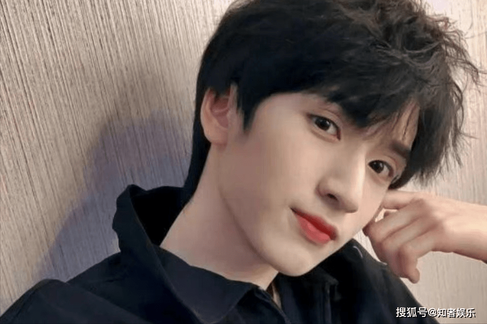 严浩翔自拍比耶,并非是想敷衍了事除了眉毛,严浩翔拍照的姿势也茵起