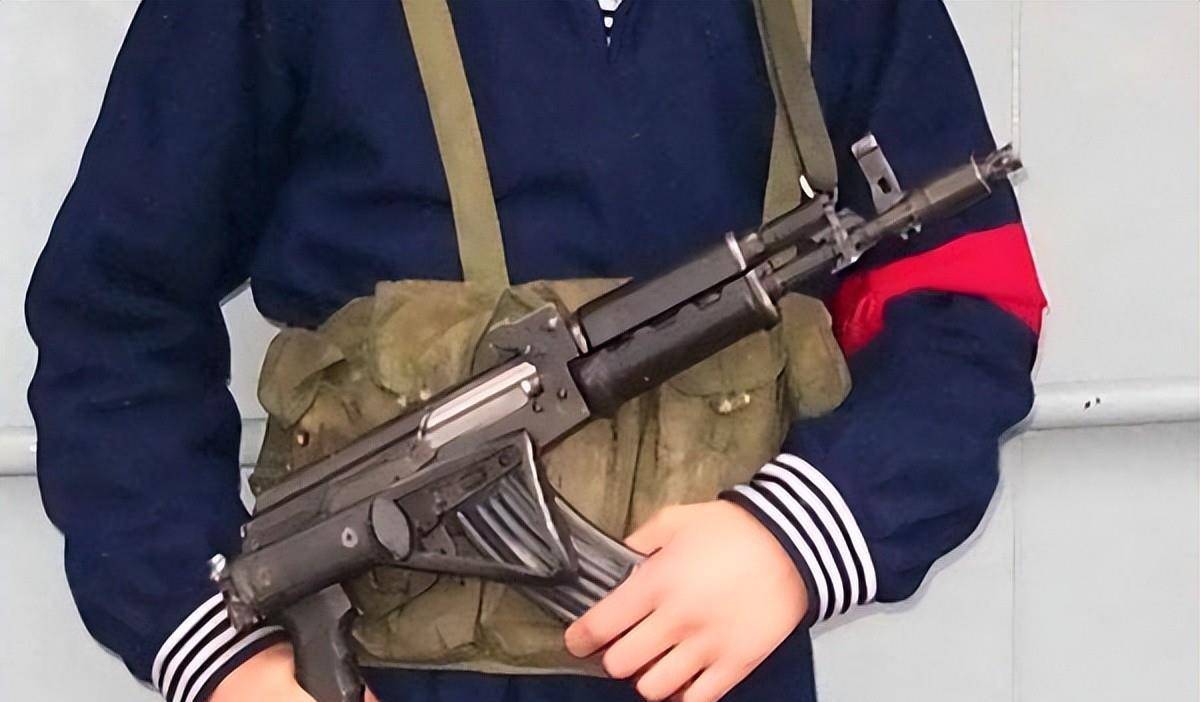 纯黑外观颜值高,深受海军与西藏部队好评,低调的中国56c短步枪_式冲锋