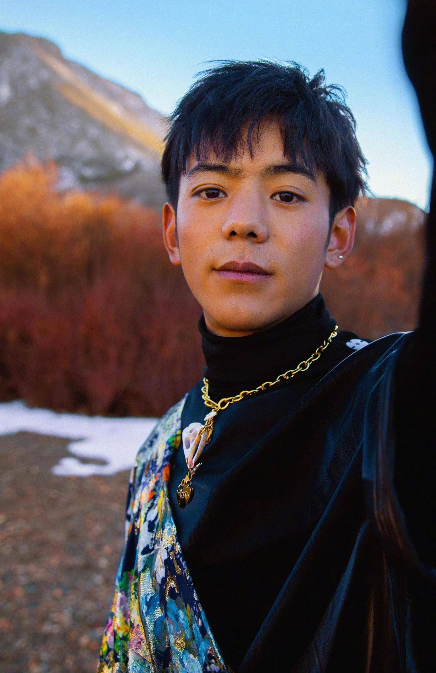 丁真《男人装》写真大片曝光:重现清澈眼神,出品方说