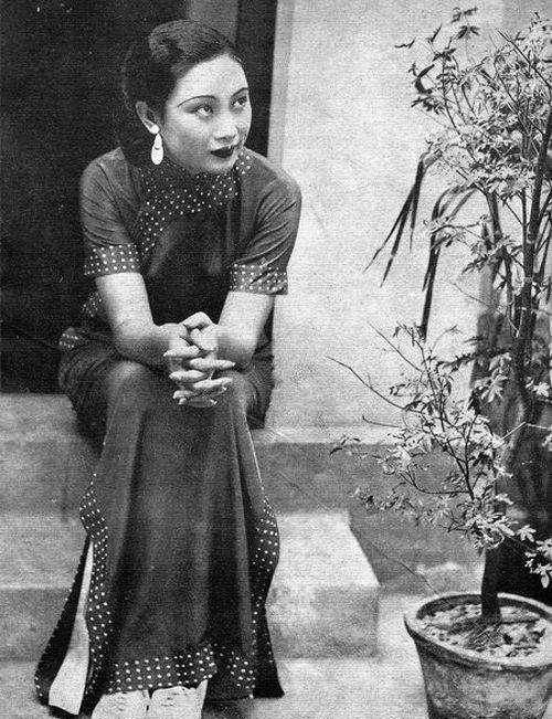 她母亲是胡蝶,27岁嫁给75岁上将,三年后就守寡,69岁在庙里死去_胡友松