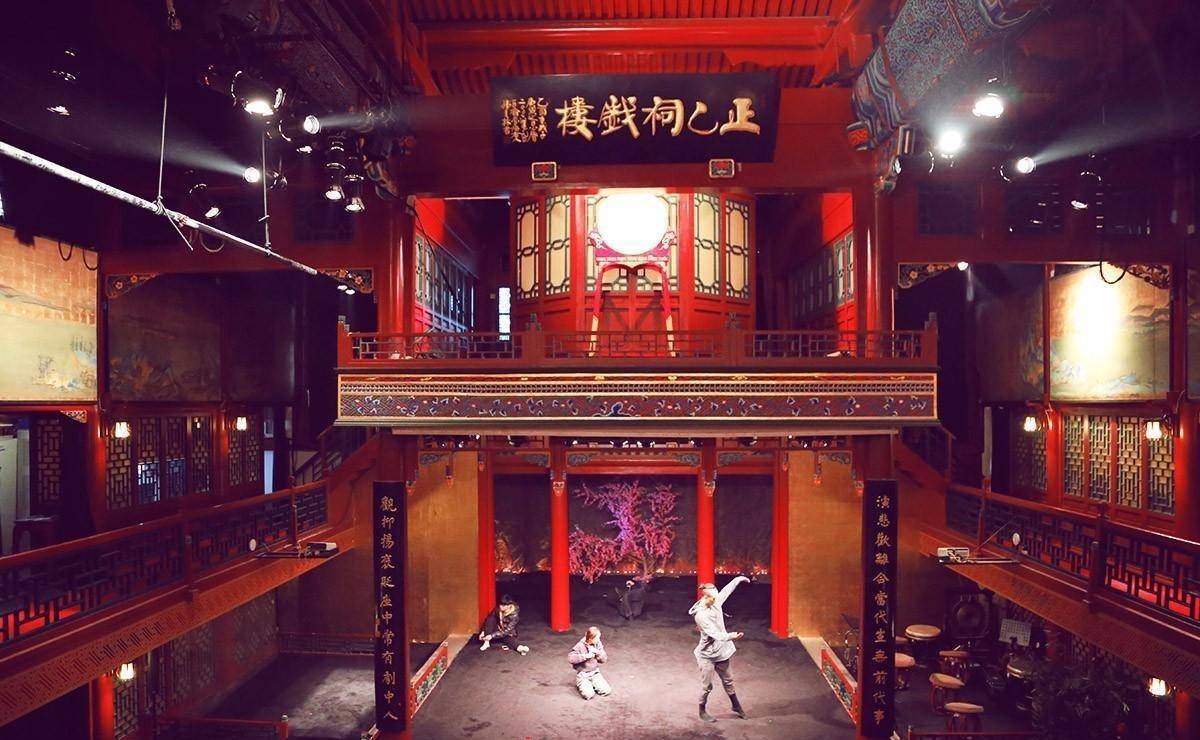 坐在仿古太师椅观众席上,入眼是精致的镂空雕花门窗和栏杆,古色古香的