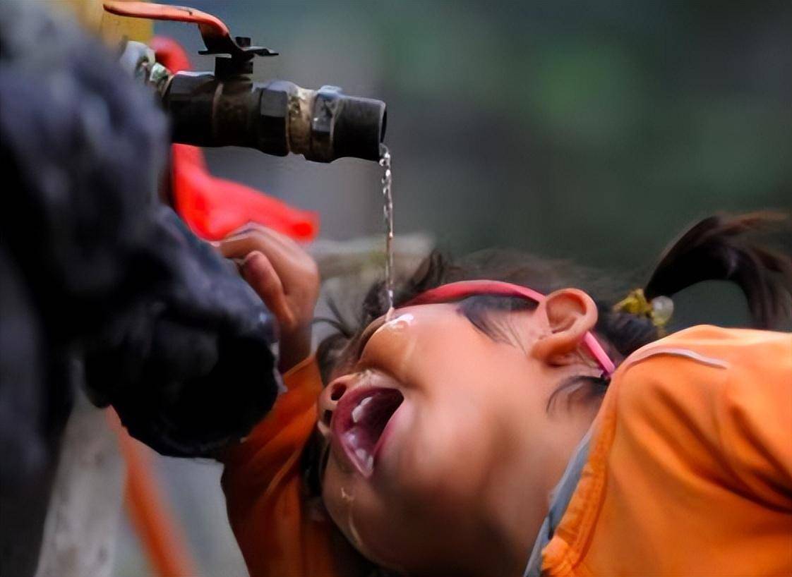喝生水的危害是极大的,会导致肠道细菌感染,还有很多寄生虫也是通过