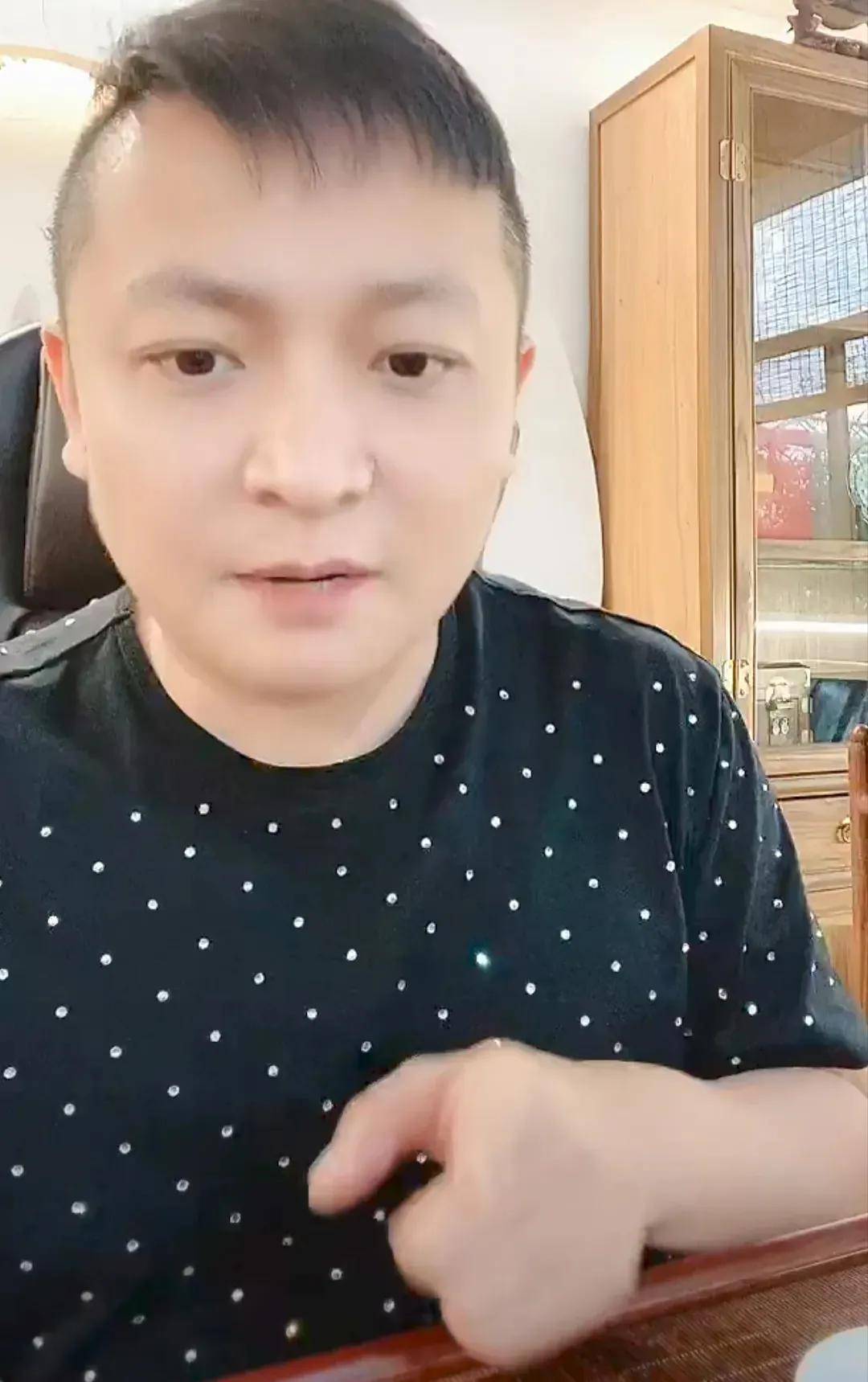网红二子爷真狗,发寻人启事,把狗皮膏药倪海杉玩坏了_直播_热度_倪海