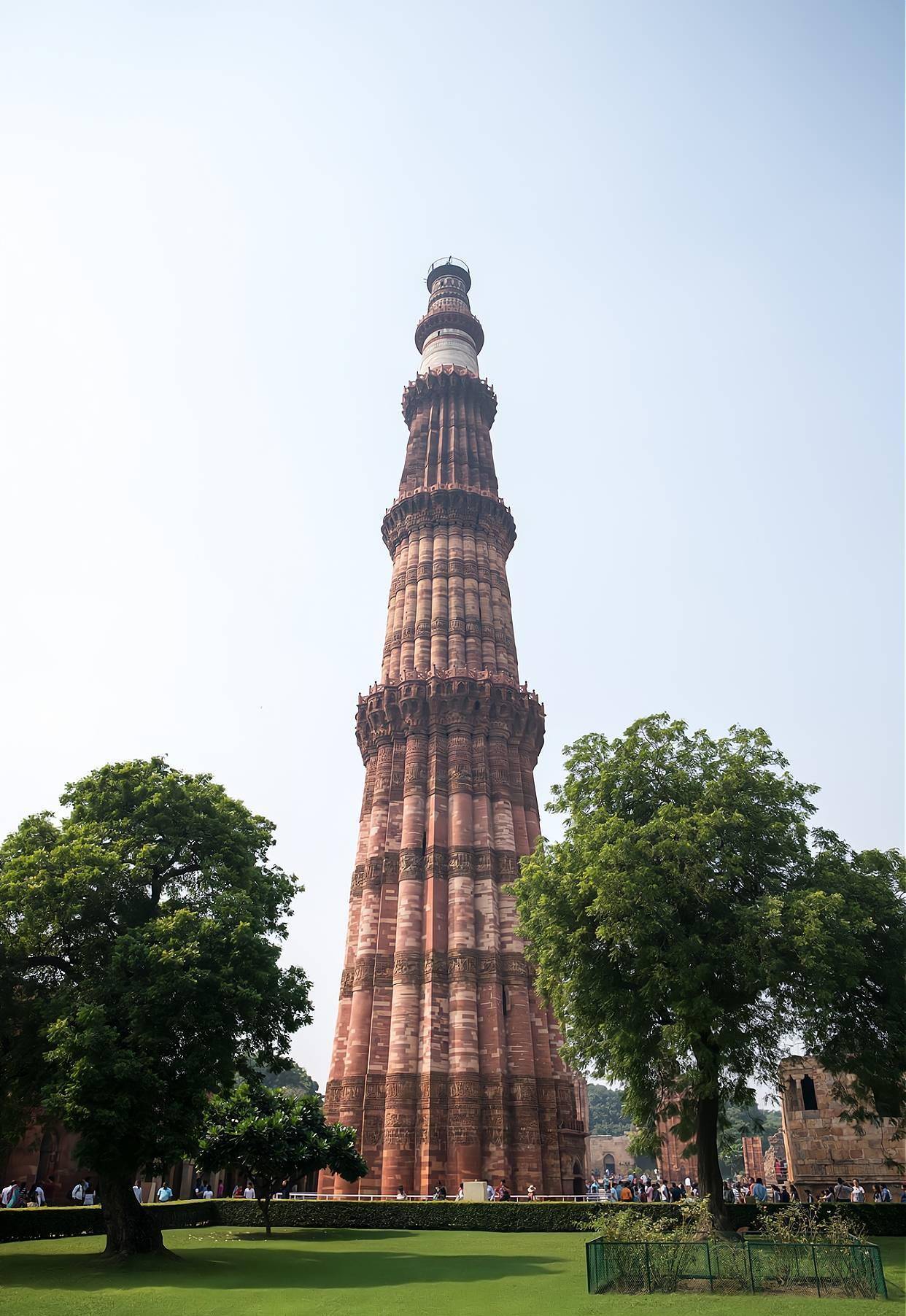 印度顾特卜塔，世界上最高的砖塔，游客：好像一个大烟囱