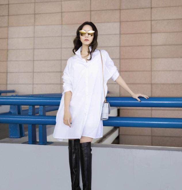 侯佩岑白衣短裙参加活动,穿高跟鞋腿又细又长,42岁依旧很甜_时尚_身材