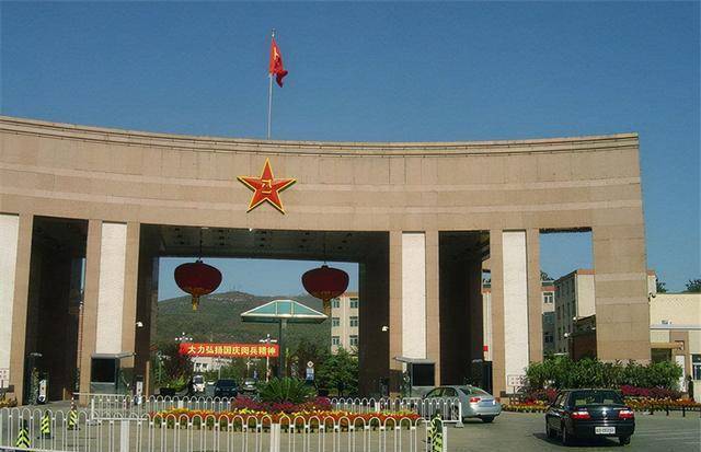 广州军区副司令员吴富善在火车站被"碰瓷",将军说:跟我去取钱_时候