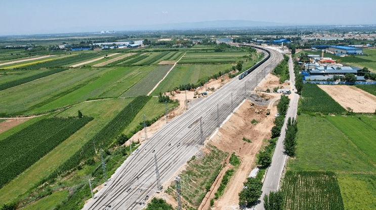 就在三个月之前,因侯西铁路合阳火车站内轨道严重变形,区段路肩破损