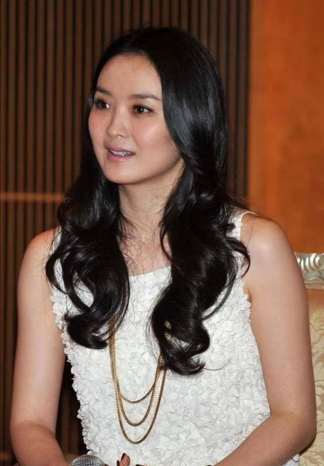 王艳不愧是豪门阔太,无袖背心配短裤都穿出气质,一双玉腿太吸睛_造型