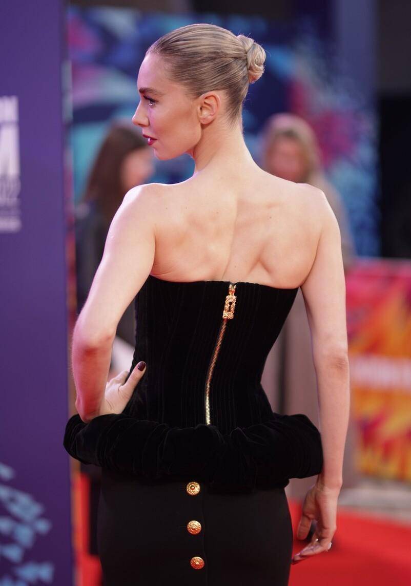 凡妮莎·柯比(vanessakirby)金发碧眼很有时尚气息,她很自信,在红毯上