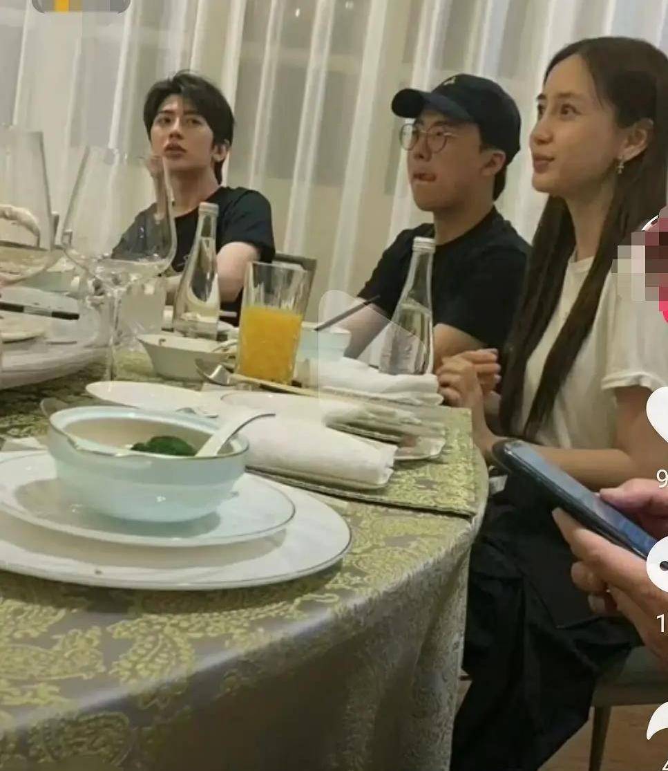 奔跑吧私下聚餐:baby素颜接地气,蔡徐坤郭麒麟座位距离亮了