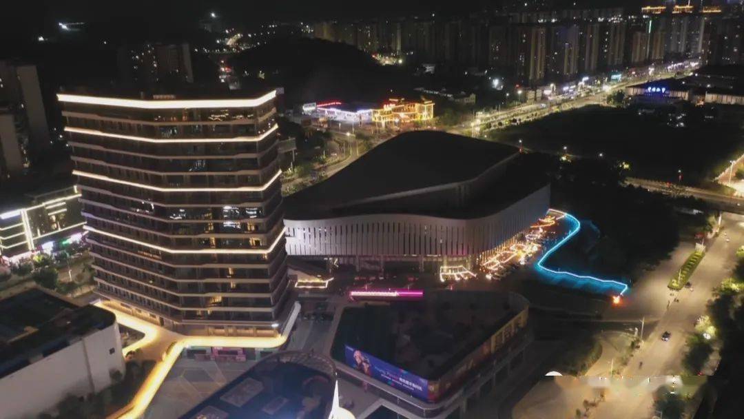 在东山新天地,浪漫的灯带将一辆辆小轿车串起,"车尾箱"集市开张了.