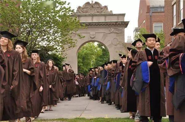 布朗大学——大多数学生都有信托基金4有着上百年历史的耶鲁大学曾是
