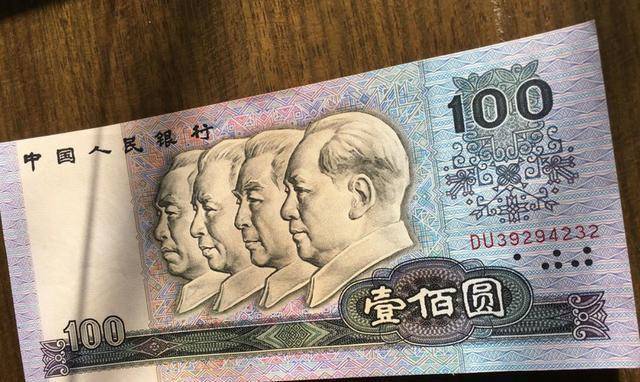 最终,谭福全拿着博物馆奖励的100元,欢喜地回到了老家.