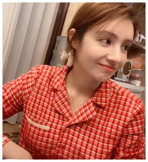 姜潮晒老婆素颜照,麦迪娜穿睡衣大口吃饭!