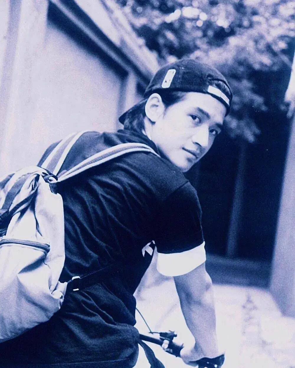 如今已经45岁的何晟铭,已经看不出年轻时到底长什么样了.