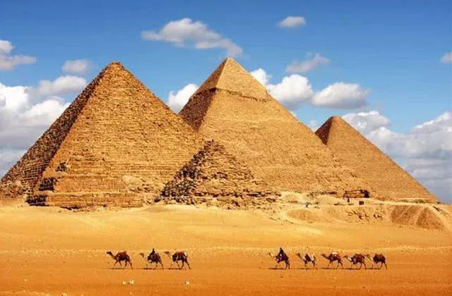 为什么金字塔不能胡乱攀爬？外国游客作死尝试，爬上去以后揭开真相