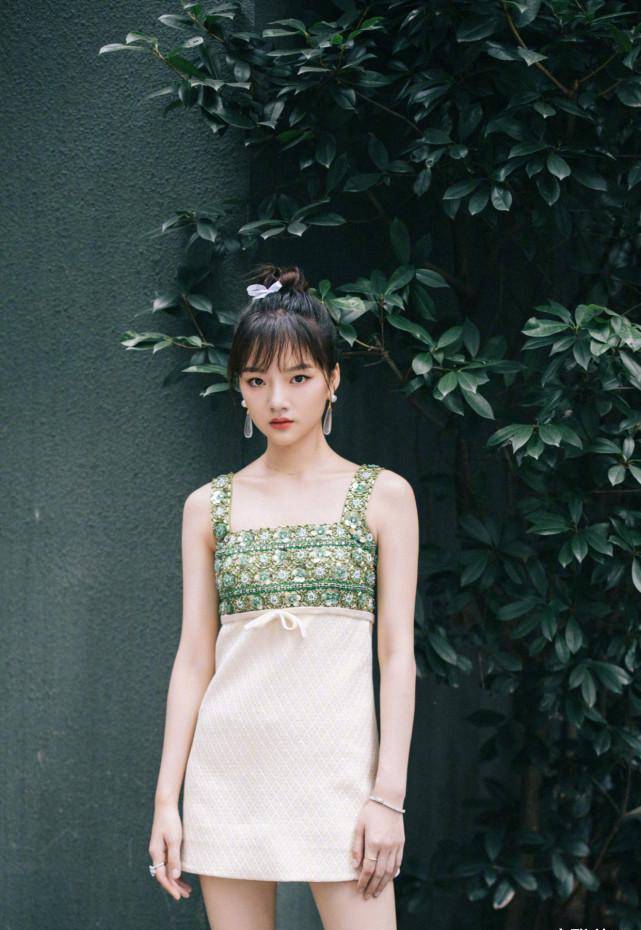 孙耀琦的沙滩照好美,穿墨绿色上衣配牛仔热裤凹造型,惊艳四座_服装