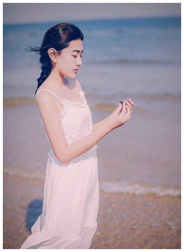 放下古装的曲檀儿就像换马甲?换上连体裤的她,八王爷都不认识!