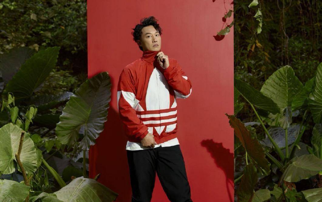 早前陈奕迅在刚刚参加选秀比赛的时候,取得了冠军,而那一届比赛的季军