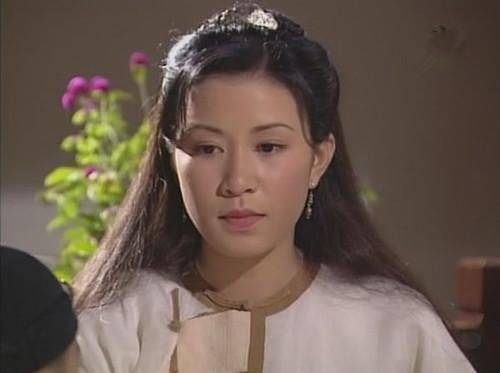 佘诗曼躲卫生间练普通话遭经纪人偷拍,意外曝光45岁真实素颜_内地