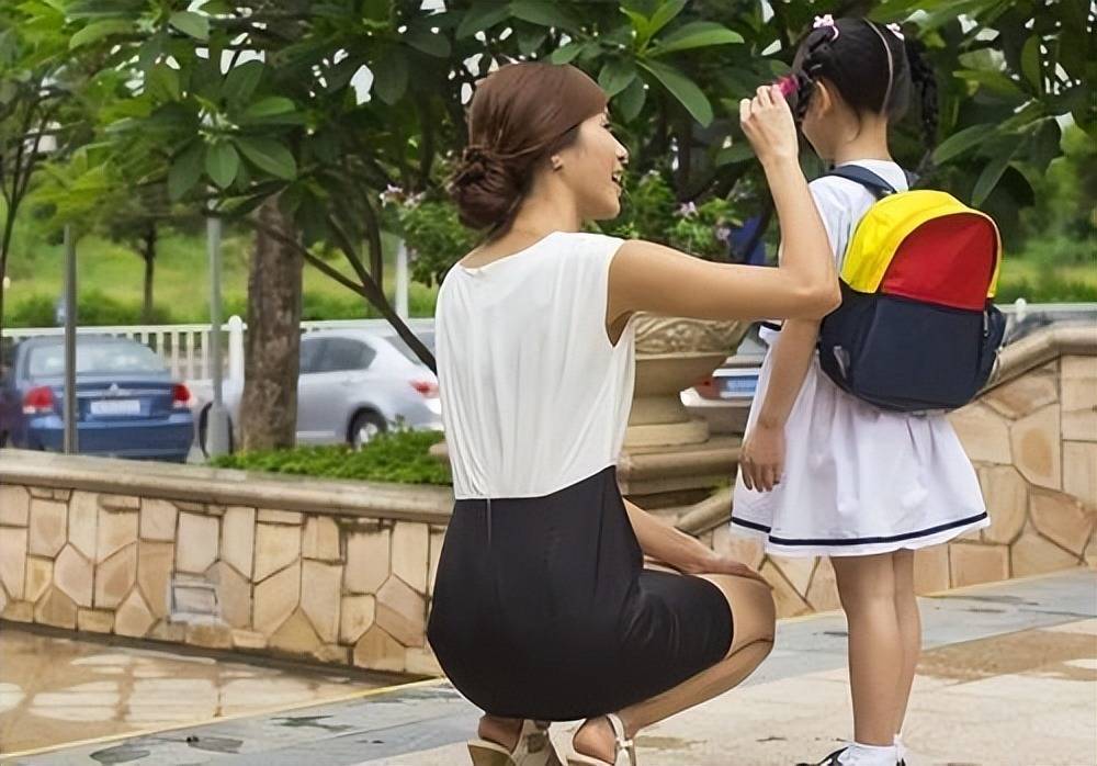 蹲下来和孩子说话,收获不仅是姿势的改变,心近了孩子更听话_交流_家长