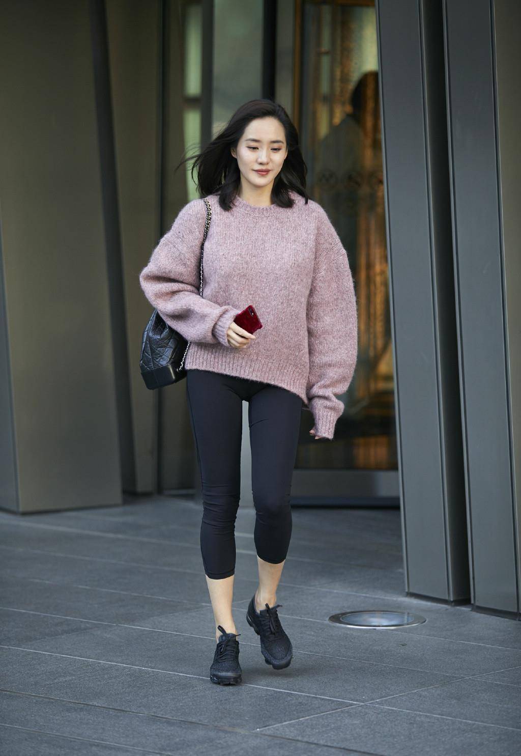 原创原创原创67王智街拍放得开,学网红穿健美裤,勒出紧致腿型,美回"