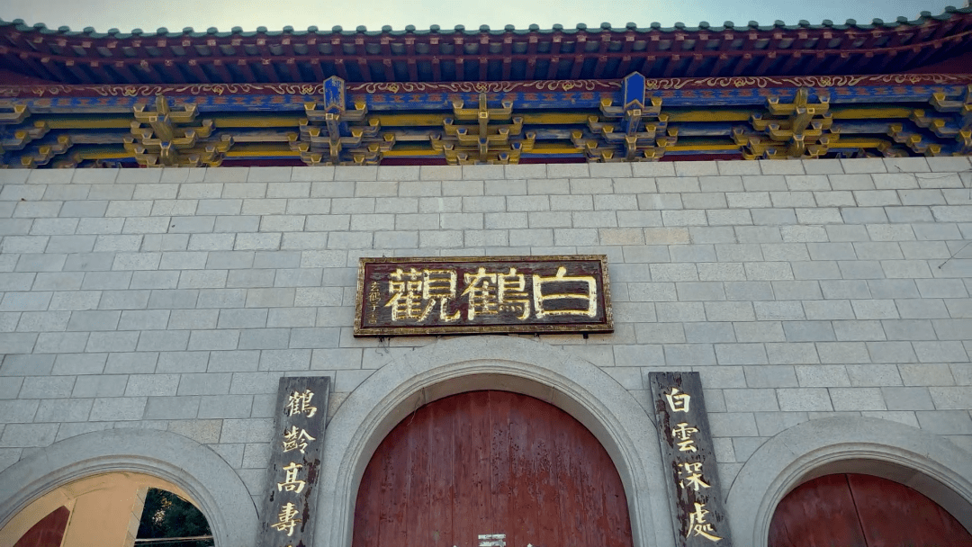 白鹤仙师位于兴宁市罗岗镇霞岚村的冬瓜嶂之上,冬瓜嶂在兴宁北部群山