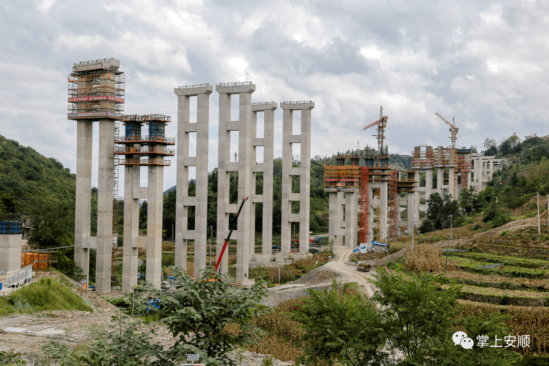 修建中的六安高速关岭段新场大桥和谐号驶入安顺西站十年来,安顺在