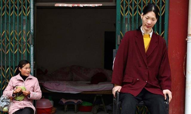 中国第一女巨人姚德芬:高2.36米,曾梦想吃饱饭,现状怎样?