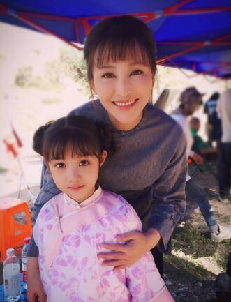 46岁岳丽娜近照,根本不像是三个孩子的妈妈,嫁初恋老公好幸福_靖宇