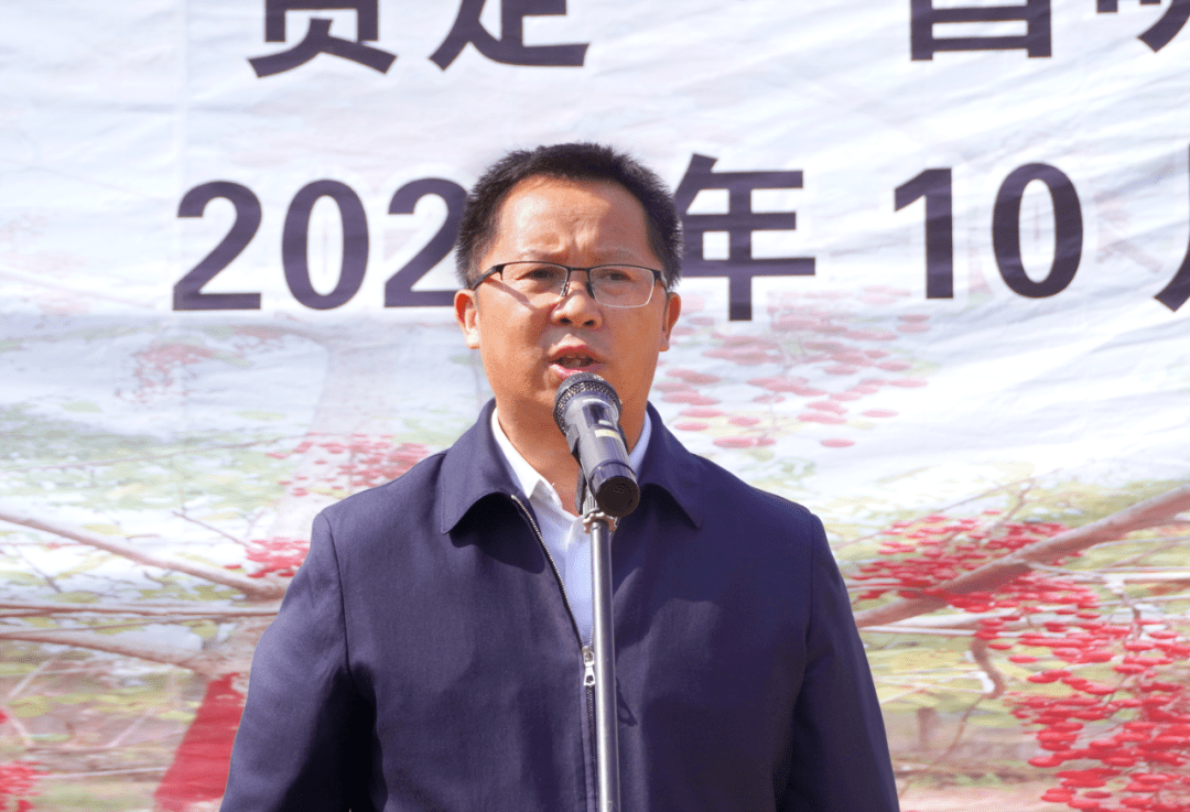 上午11时,县委书记班代荣宣布项目开工.